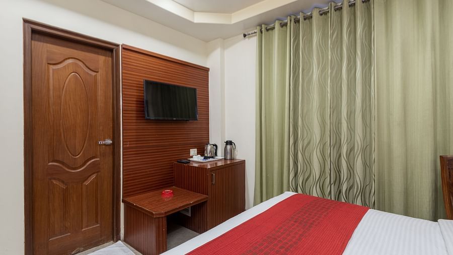 Deluxe Room with a tea & coffee maker placed on the wooden table at DLS Hotels The Rock Castle